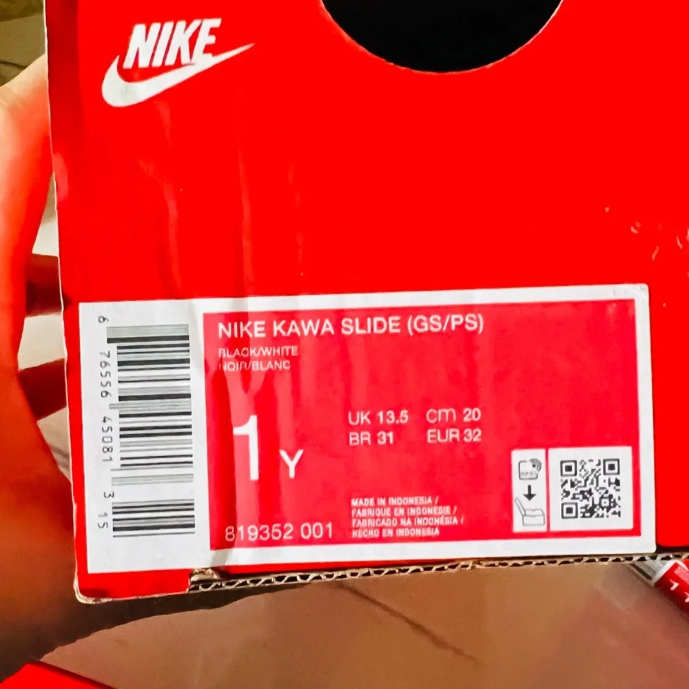 Nike Black and White Kawa Slides in Youth 1 Y